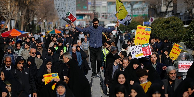 برگزاری مراسم بزرگداشت ۹ دی در تهران؛ جوانان بار دیگر نشان دادند پای انقلاب ایستاده‌اند